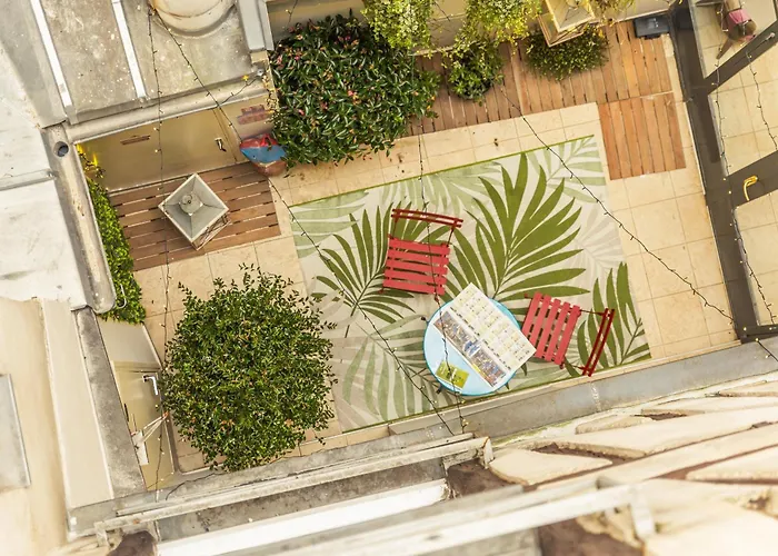 Young And Happy Latin Quarter By Hiphophostels Paris